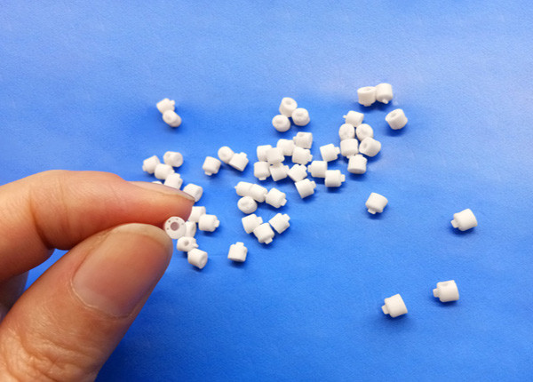 Керамиковый изолятор глинозема 99 компонентов точности изоляторов Ал2о3 керамический с винтом М4