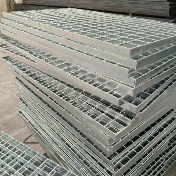 Grelhas de aço ventiladas, mantendo a circulação de ar