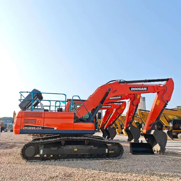 136KW Used Earth Moving Equipment Hydraulic Doosan DX300LCA Excavator