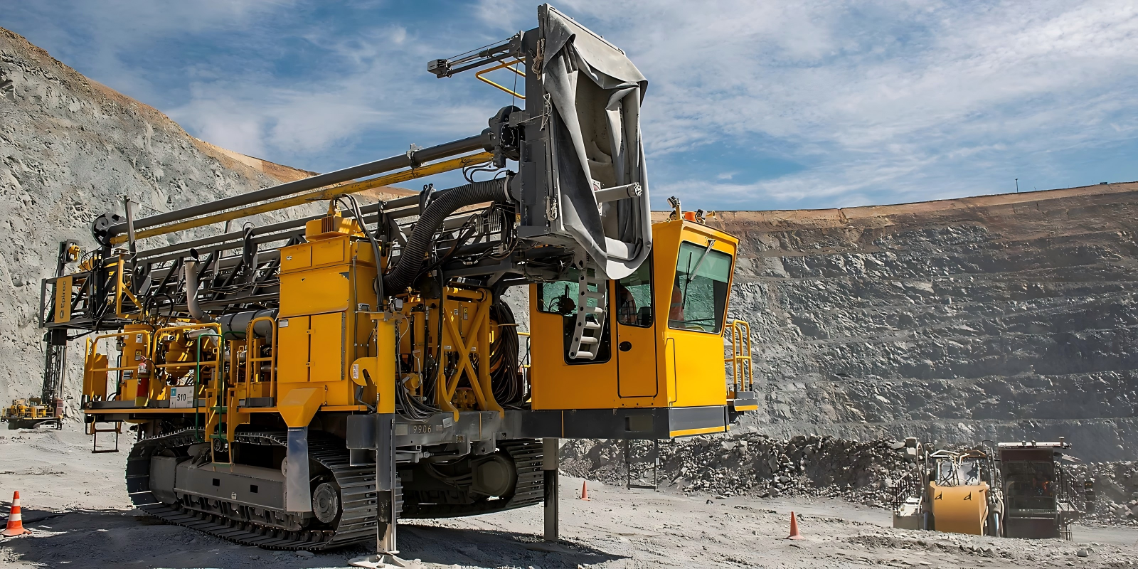 DML Powerful rotary drill bits and down-the-hole hammer drill rig accessory list