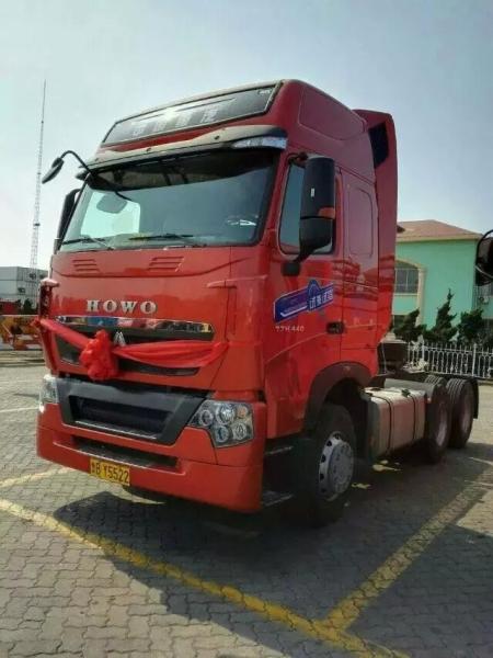10 wheels Sinotruk Howo tractor truck / prime mover with luxury cabin and 12R20 tires